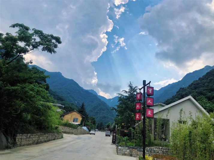 走进南召宝天曼景区 ，体验山水之魅，冲浪之旅！