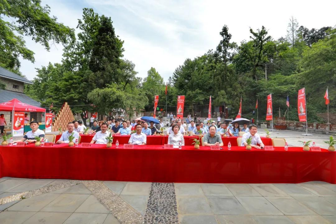 促民生、助经济暨鸡公山景区与鸡公山酒业战略合作签约仪式盛大举行