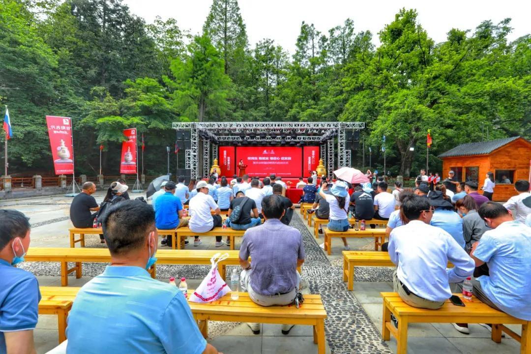 促民生、助经济暨鸡公山景区与鸡公山酒业战略合作签约仪式盛大举行