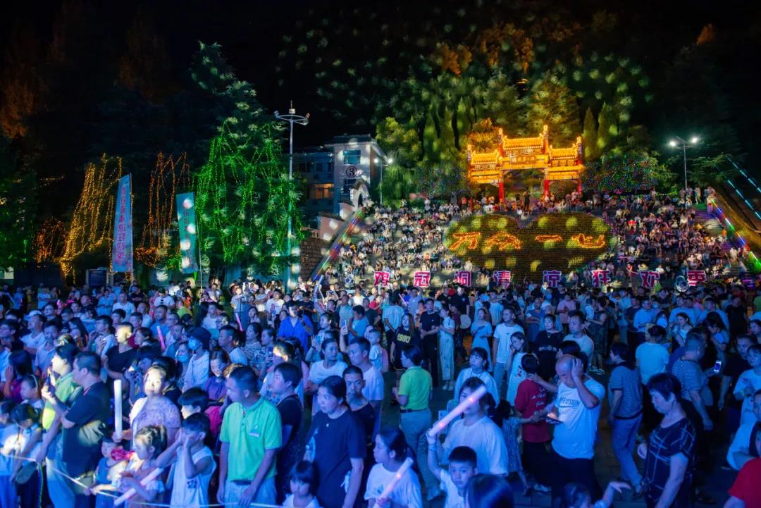 DJ电音、PINK水上乐园...鸡冠洞潮玩电音节万人的夏夜狂欢！