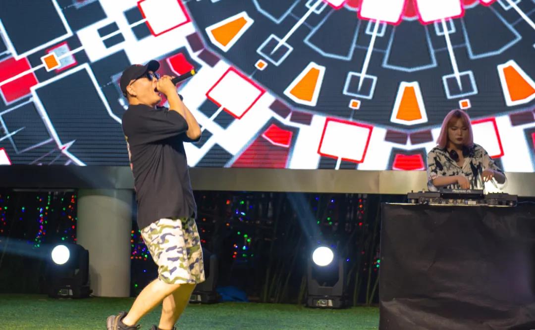 DJ电音、PINK水上乐园...鸡冠洞潮玩电音节万人的夏夜狂欢！
