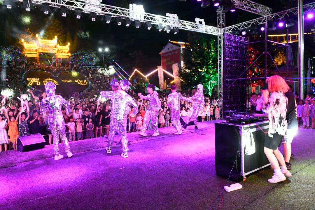 DJ电音、PINK水上乐园...鸡冠洞潮玩电音节万人的夏夜狂欢！