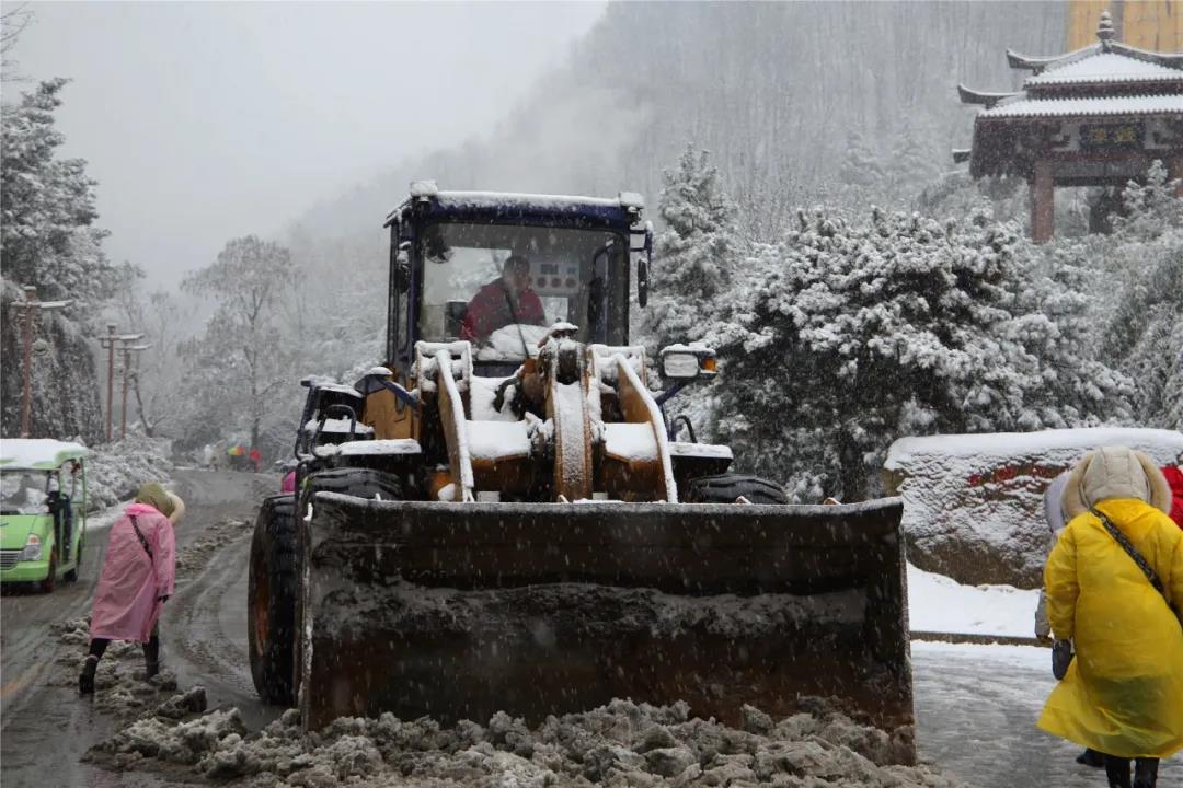 除雪送姜汤，寒冬暖人心
