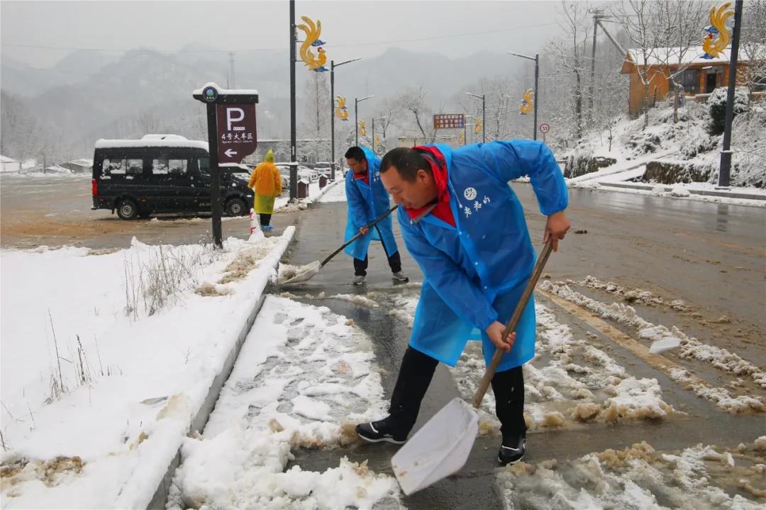 除雪送姜汤，寒冬暖人心