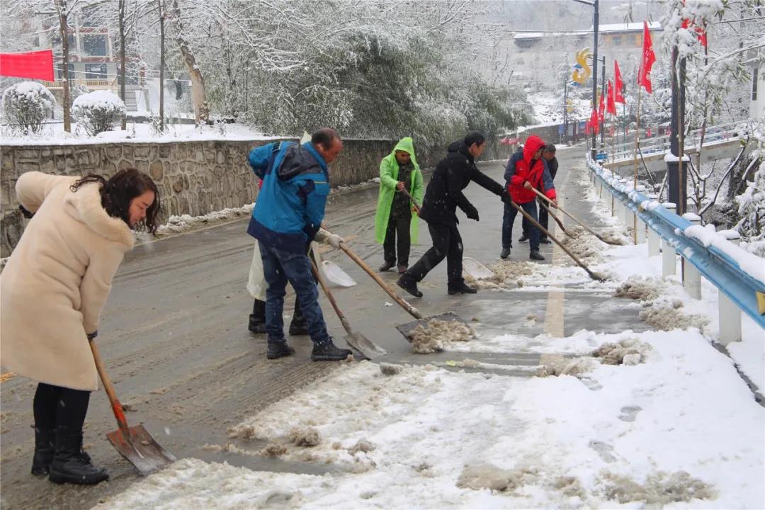除雪送姜汤，寒冬暖人心