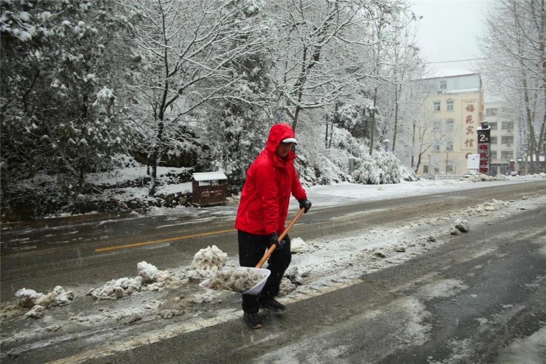 除雪送姜汤，寒冬暖人心