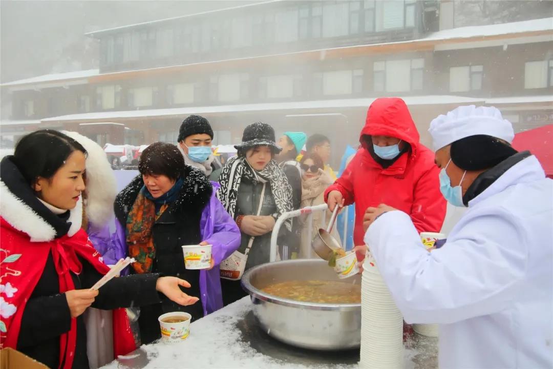 除雪送姜汤，寒冬暖人心