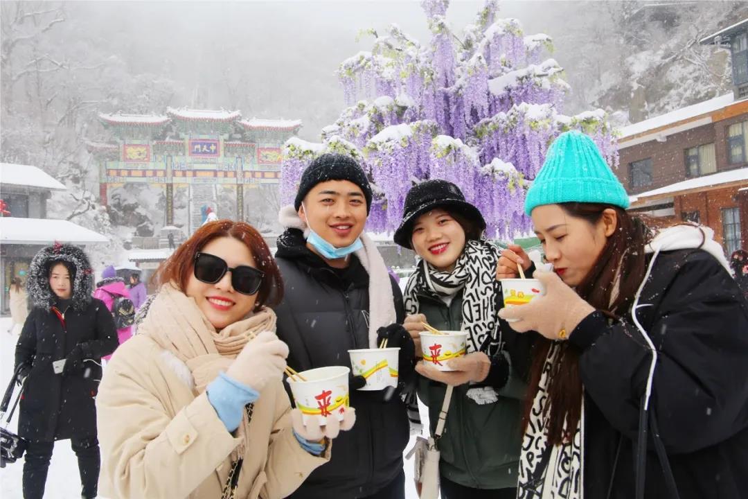 除雪送姜汤，寒冬暖人心
