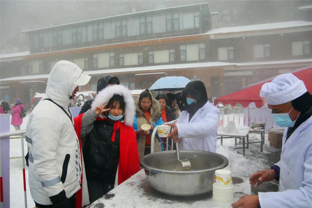 除雪送姜汤，寒冬暖人心