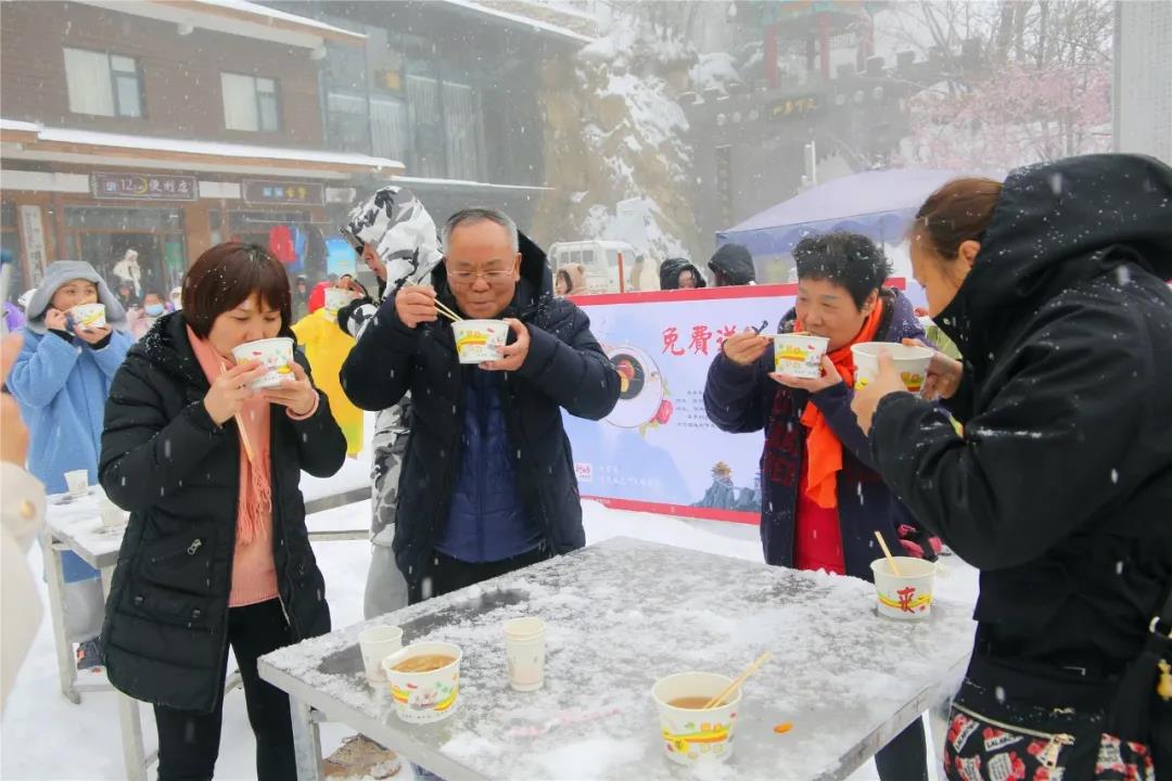 除雪送姜汤，寒冬暖人心