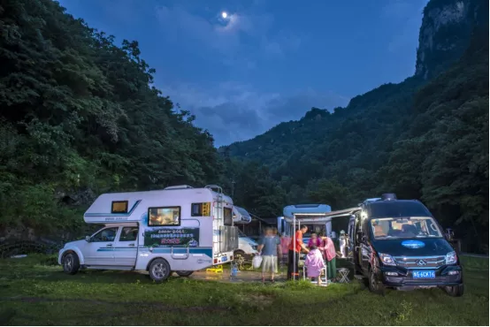 “自驾狂欢 星宿森林 ”住帐篷游客可自驾进入景区让您爽朗无比