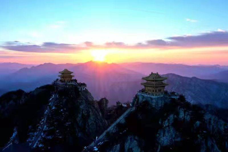 河南民众老君山巅迎接新年第一缕阳光