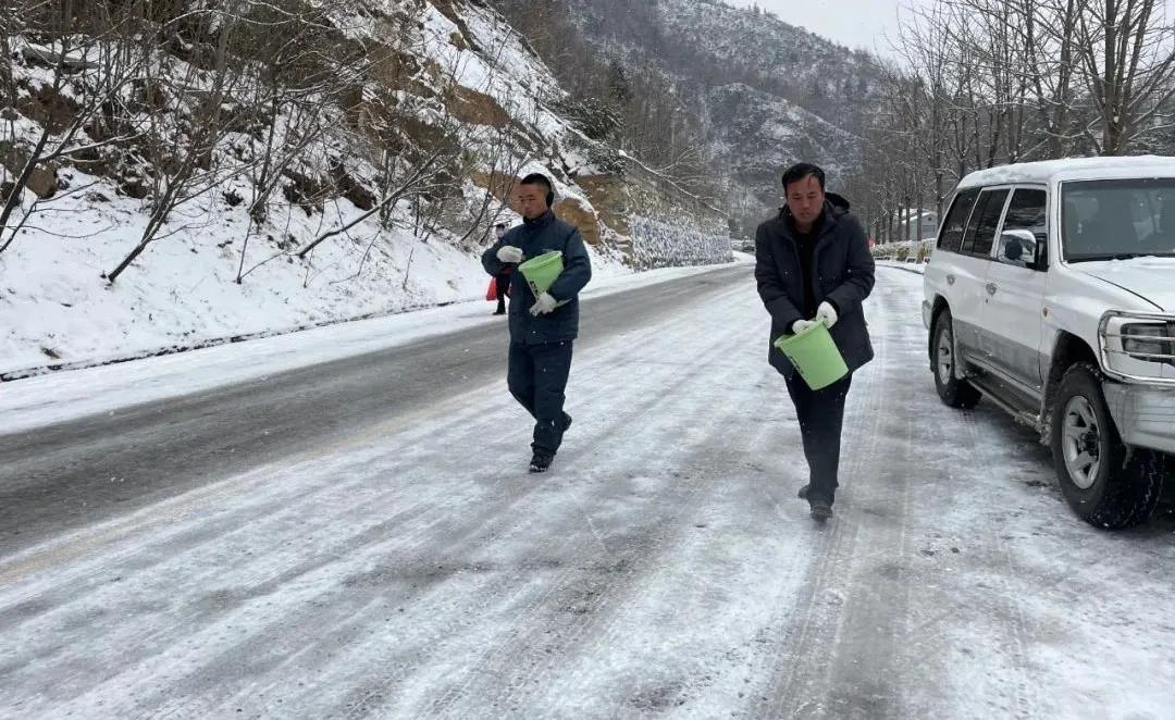 除雪保安全 老君山在行动!