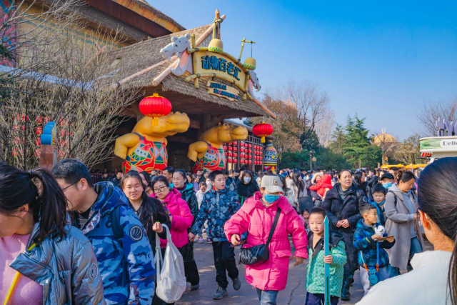 郑州银基旅游度假区：元旦假期市场火爆，游客共度欢乐时光