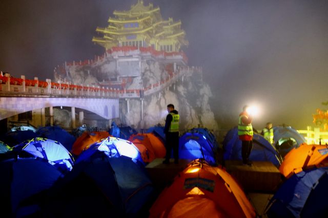 这个五一又被老君山暖到！突遭降雨降温老君山急调帐篷为游客撑起“避风港”