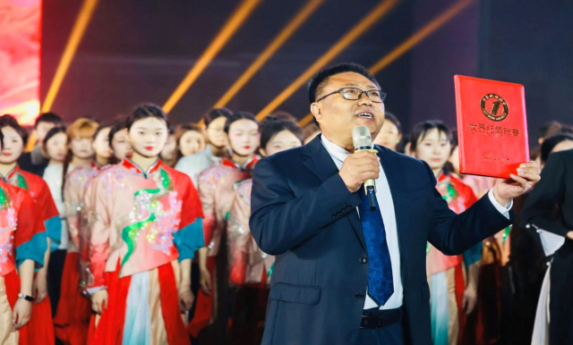 山西司徒小镇“世界最大规模打铁花实景剧表演” 成功挑战世界纪录