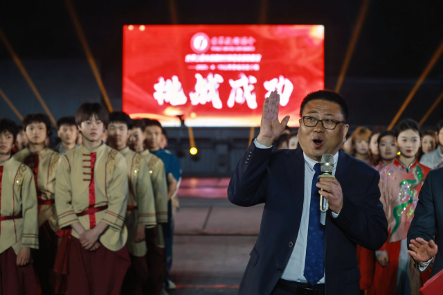 山西司徒小镇“世界最大规模打铁花实景剧表演” 成功挑战世界纪录
