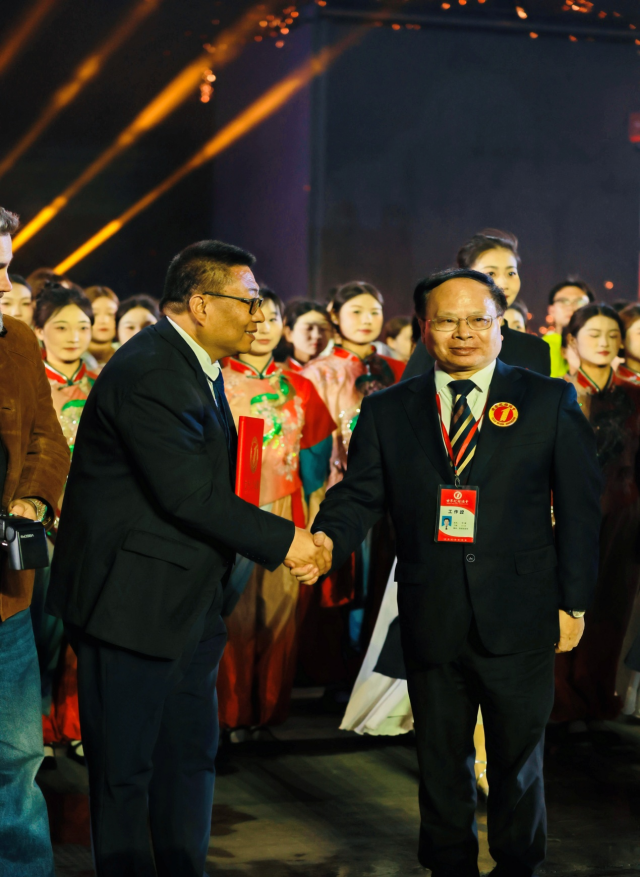 山西司徒小镇“世界最大规模打铁花实景剧表演” 成功挑战世界纪录