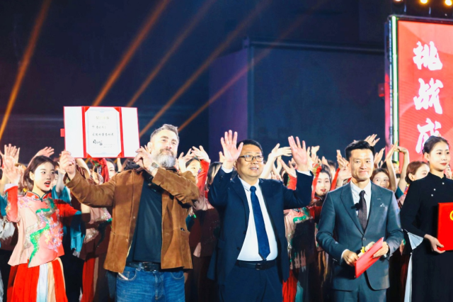 山西司徒小镇“世界最大规模打铁花实景剧表演” 成功挑战世界纪录