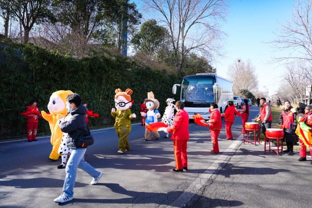 东天山骆驼队抵达黄河美岸·忆江南旅游度假区休整 豫疆文化交流盛典启幕 东天山骆驼队抵达黄河美岸·忆江南旅游度假区休整 豫疆文化交流盛典启幕