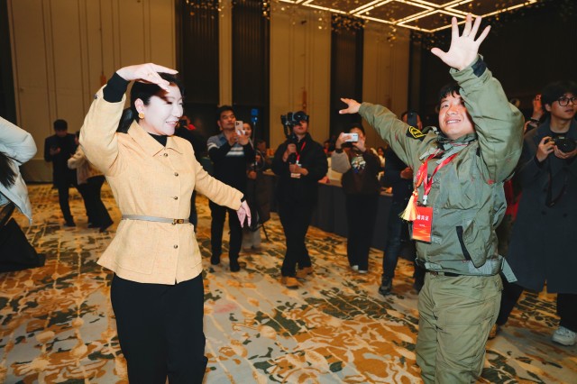 东天山骆驼队抵达黄河美岸·忆江南旅游度假区休整 豫疆文化交流盛典启幕 东天山骆驼队抵达黄河美岸·忆江南旅游度假区休整 豫疆文化交流盛典启幕