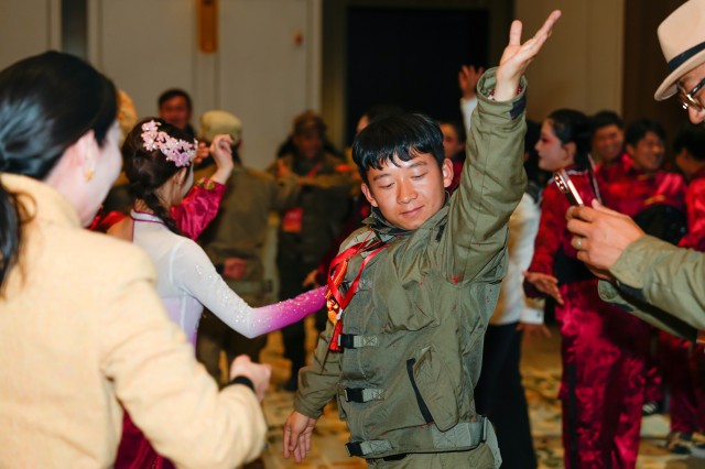 东天山骆驼队抵达黄河美岸·忆江南旅游度假区休整 豫疆文化交流盛典启幕 东天山骆驼队抵达黄河美岸·忆江南旅游度假区休整 豫疆文化交流盛典启幕