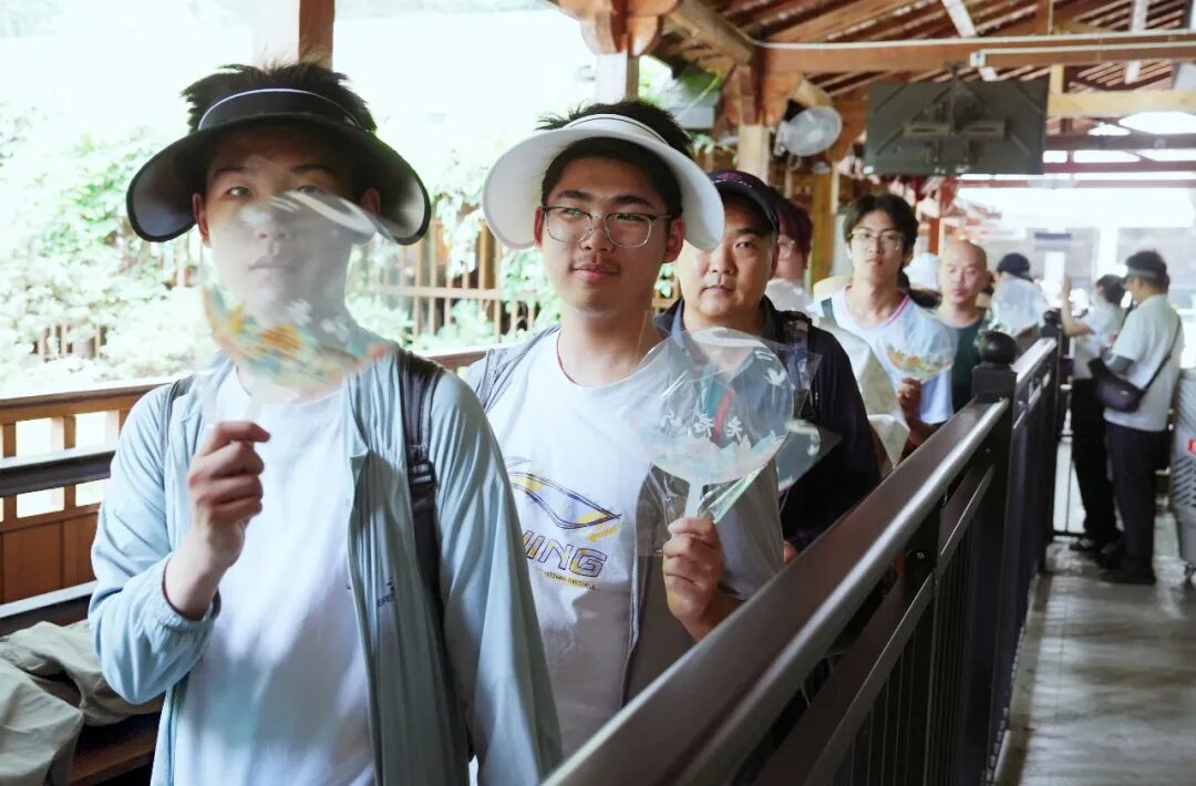 夏日送清凉｜老君山清凉驿站暖心上线，文创扇、矿泉水免费送！