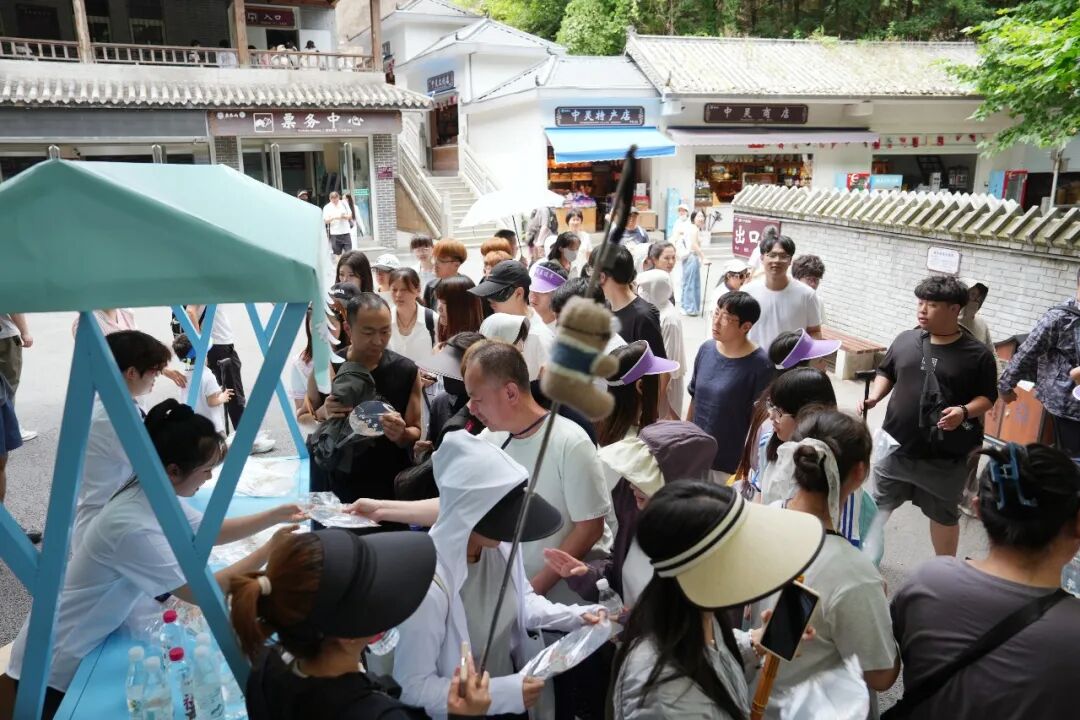 夏日送清凉｜老君山清凉驿站暖心上线，文创扇、矿泉水免费送！